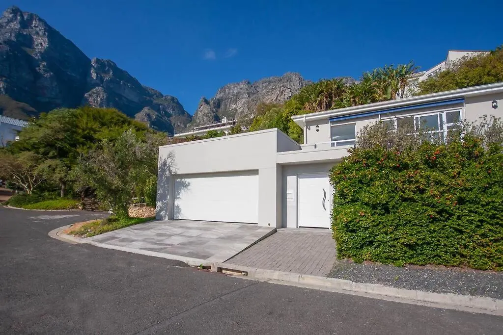 Camps Bay Villa With Impeccable Views! ケープタウン 南アフリカ